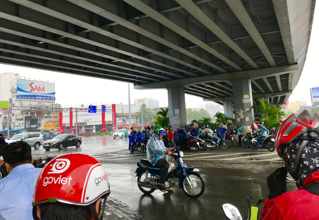 Văn hóa tham gia giao thông mùa mưa: Trú mưa nguy hiểm, chạy xe ngang ngược3
