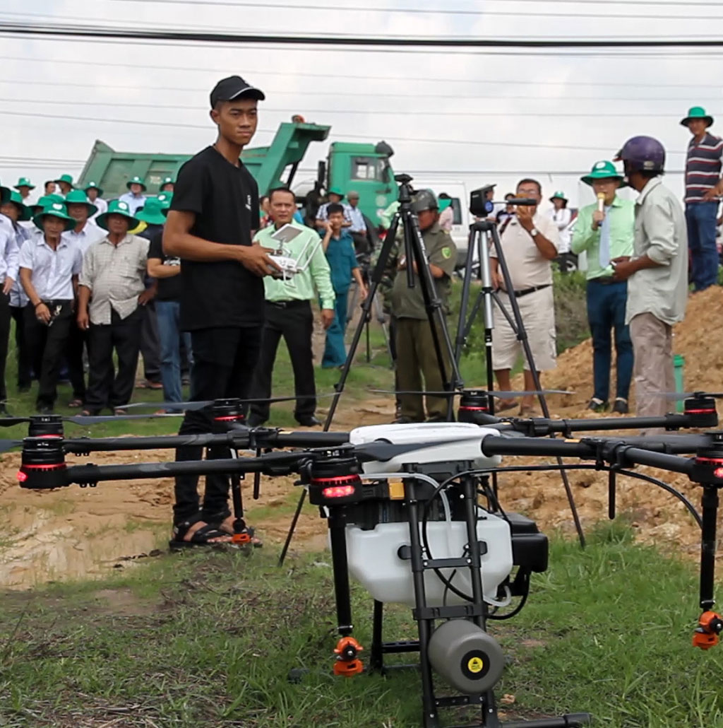 Nông dân 'mê' máy bay không người lái phun thuốc cây trồng1