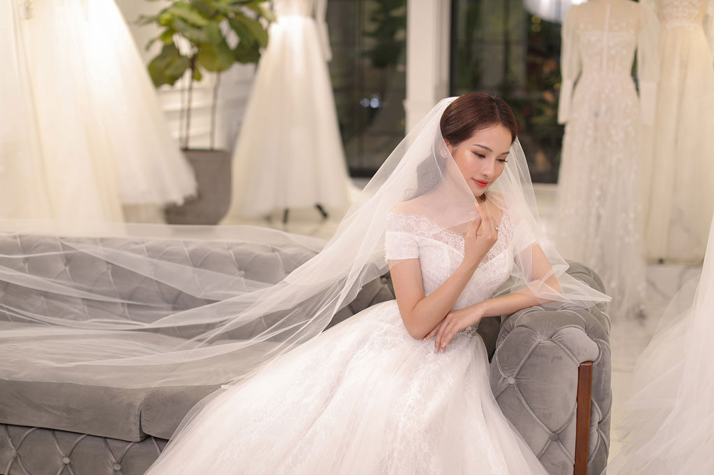 Sara Lưu thử váy cưới sang trọng sau khi được Dương Khắc Linh cầu hôn1