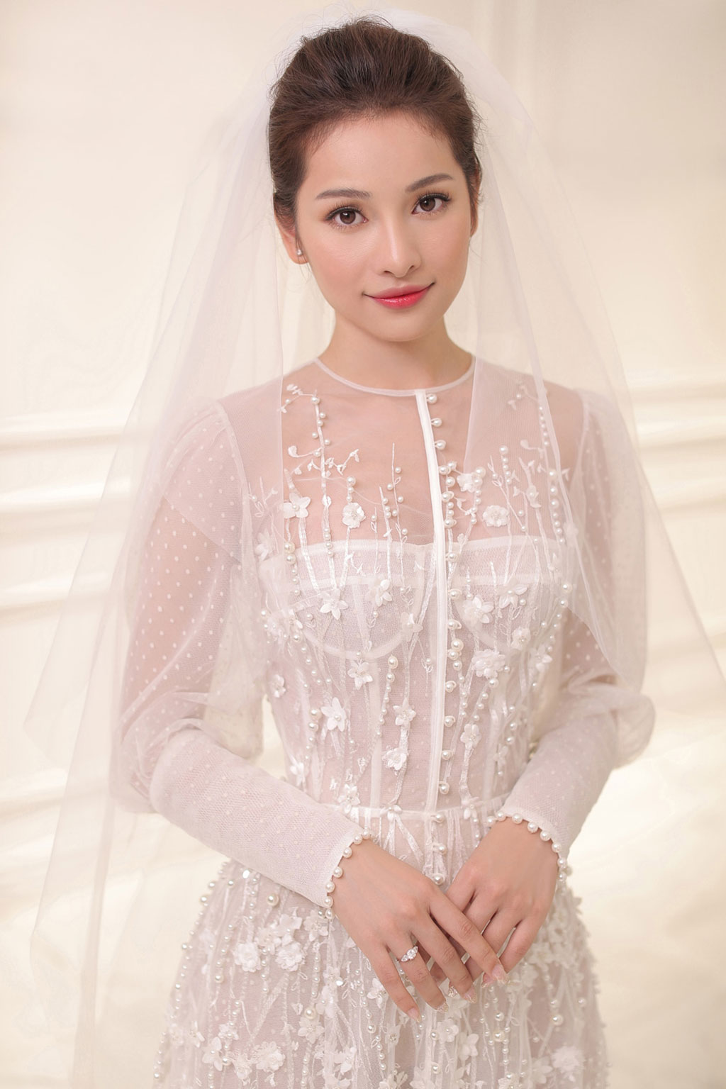 Sara Lưu thử váy cưới sang trọng sau khi được Dương Khắc Linh cầu hôn2
