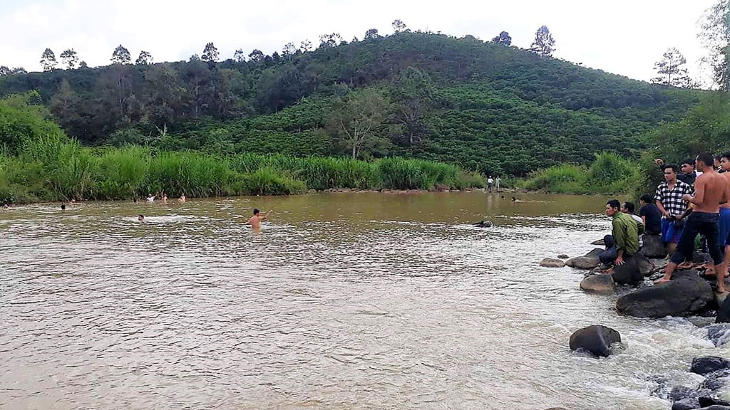 Rủ nhau ra sông tắm, 2 anh em đuối nước thương tâm1