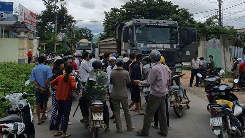 Cháu bé sang đường bị xe tải húc văng vì xe bồn phía trước che khuất tầm nhìn1