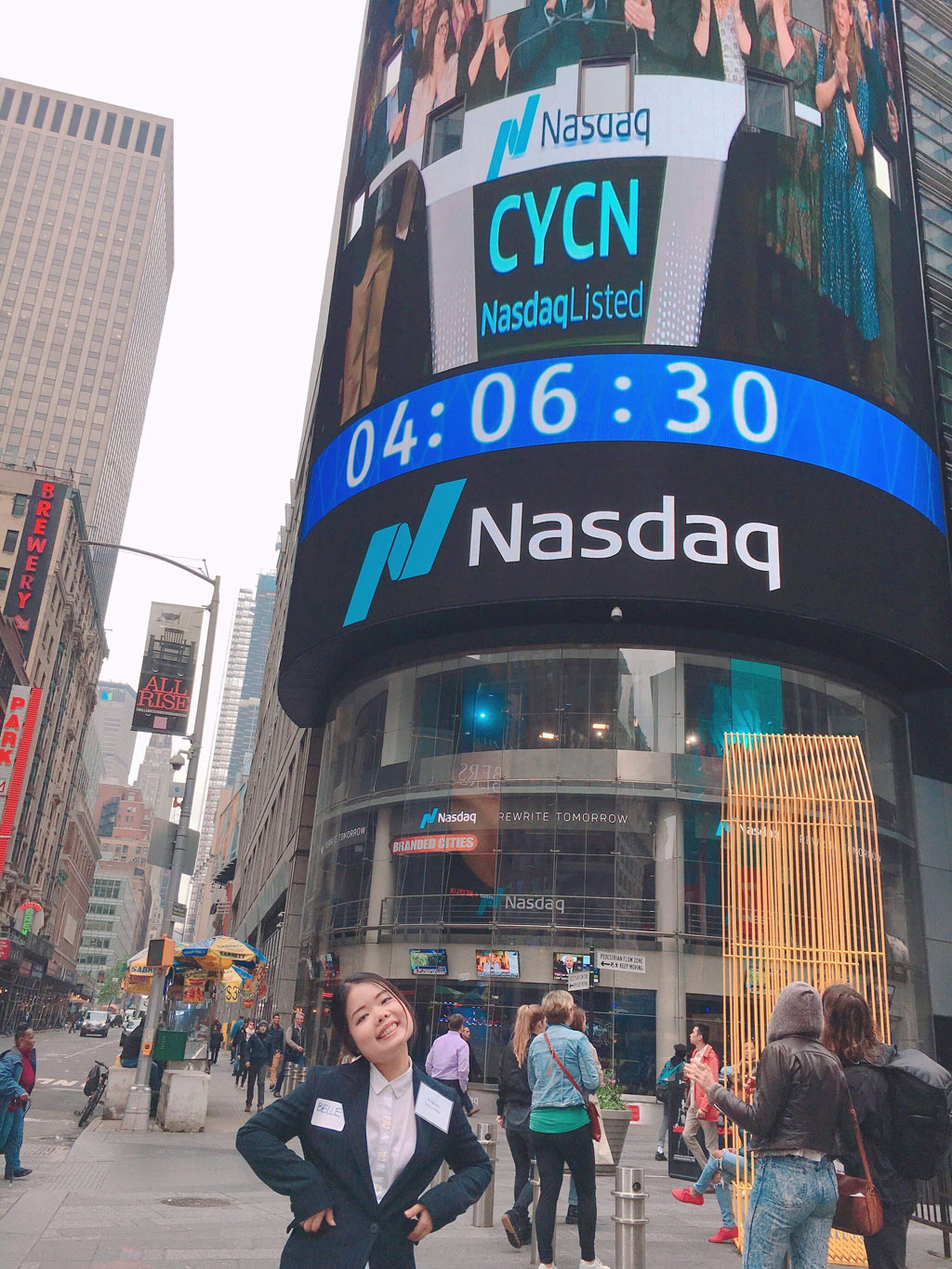 Nữ sinh Việt rung chuông khai mạc sàn chứng khoán NASDAQ New York1