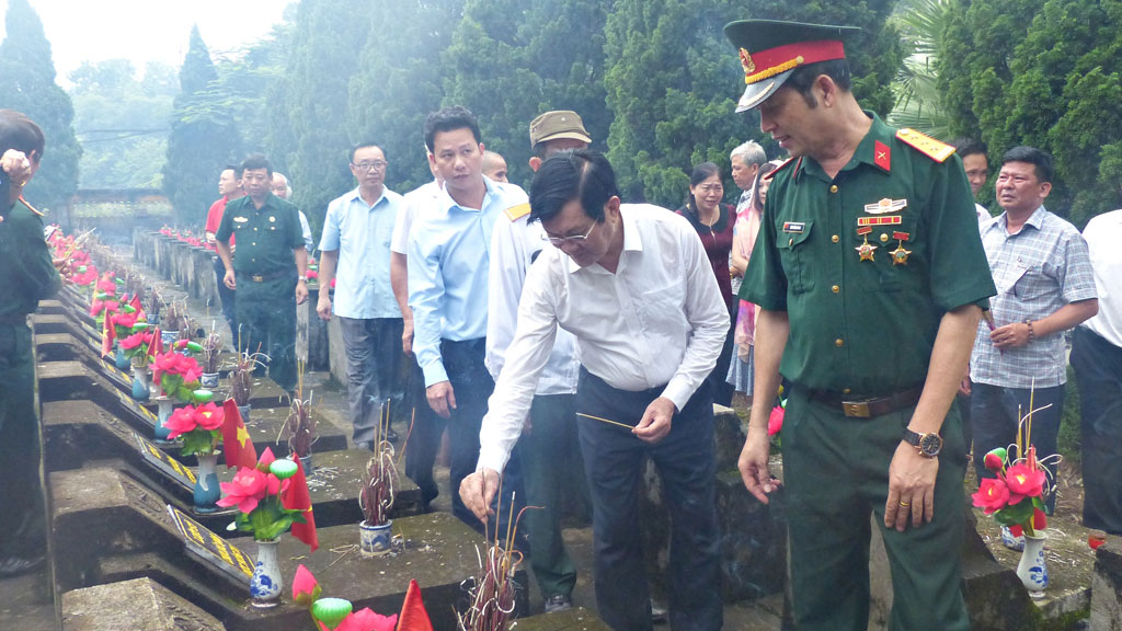 Nguyên Chủ tịch nước Trương Tấn Sang viếng các anh hùng liệt sĩ tại Vị Xuyên