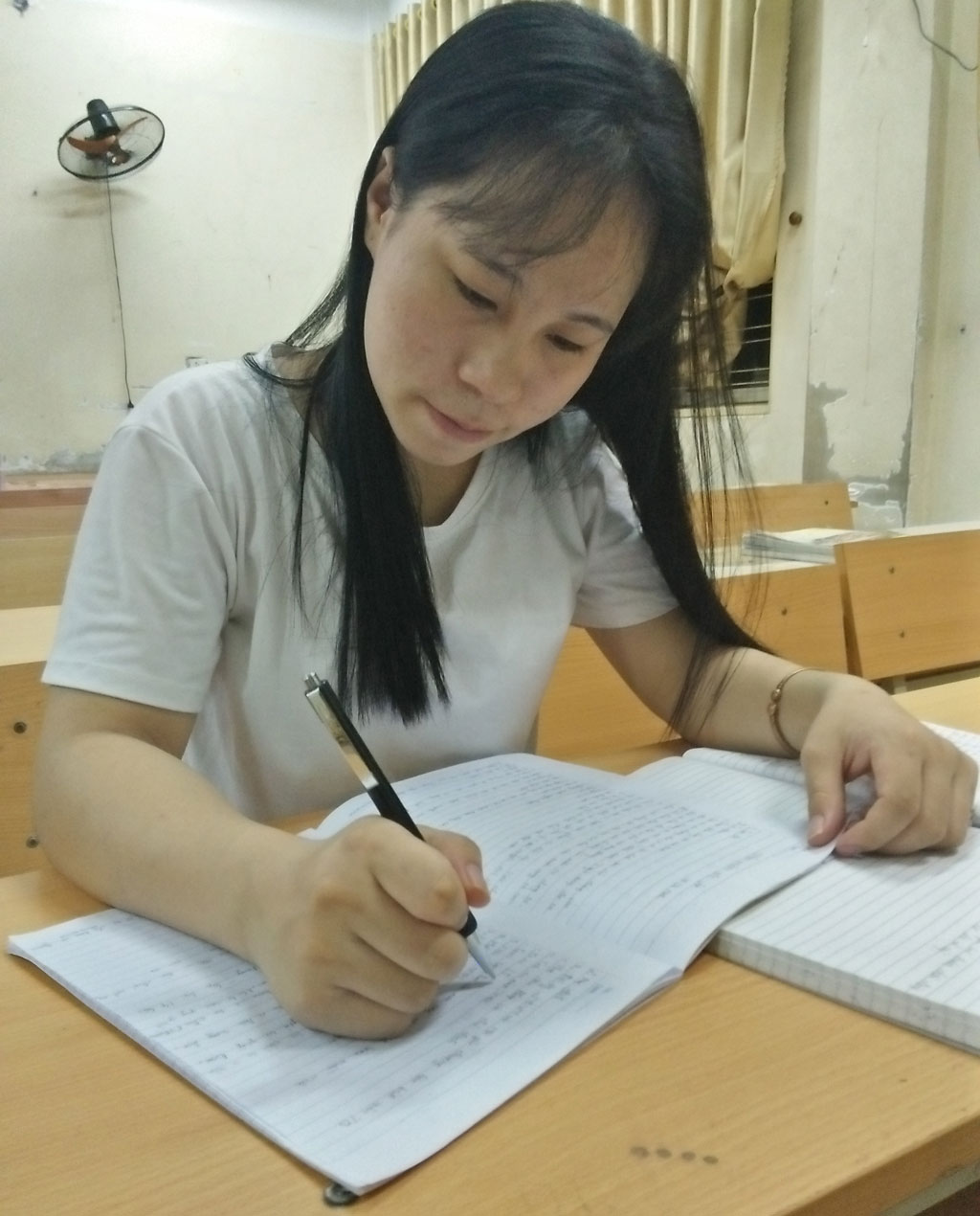 Cô gái dân tộc Mông và nỗi khát khao học tập