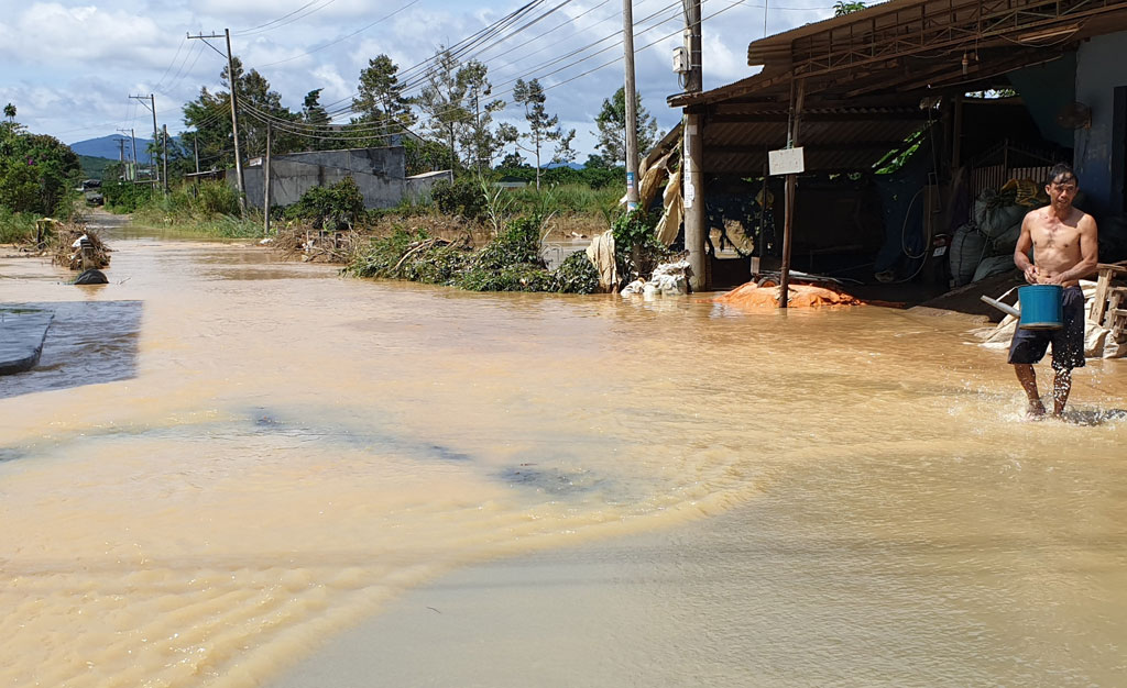 Hàng trăm ngôi nhà của người dân Lâm Đồng bị nước nhấn chìm sau trận mưa kéo dài hơn 6 giờ4