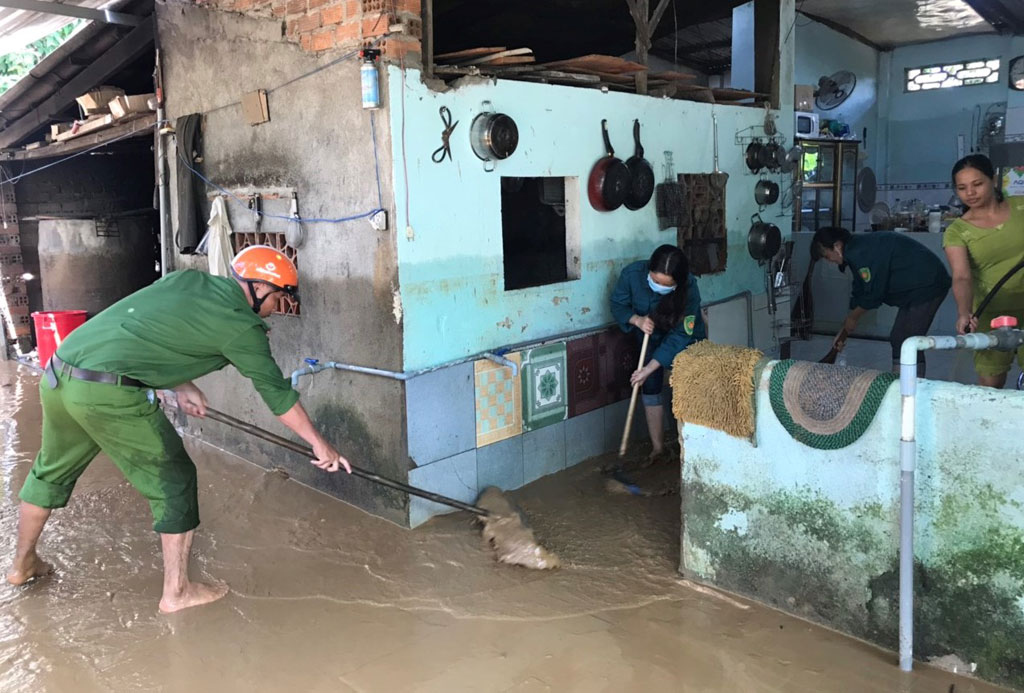 Hàng trăm ngôi nhà của người dân Lâm Đồng bị nước nhấn chìm sau trận mưa kéo dài hơn 6 giờ12