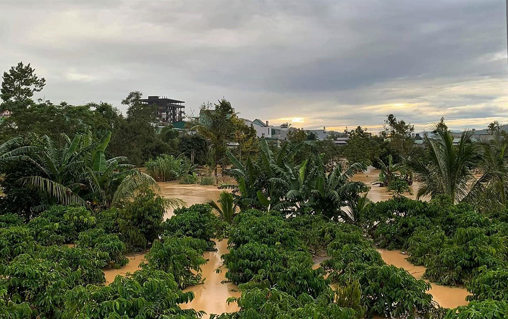 Hàng trăm ngôi nhà của người dân Lâm Đồng bị nước nhấn chìm sau trận mưa kéo dài hơn 6 giờ1