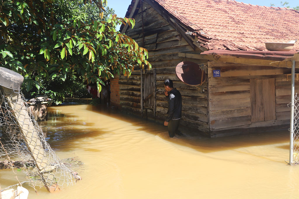 Hàng trăm ngôi nhà của người dân Lâm Đồng bị nước nhấn chìm sau trận mưa kéo dài hơn 6 giờ2