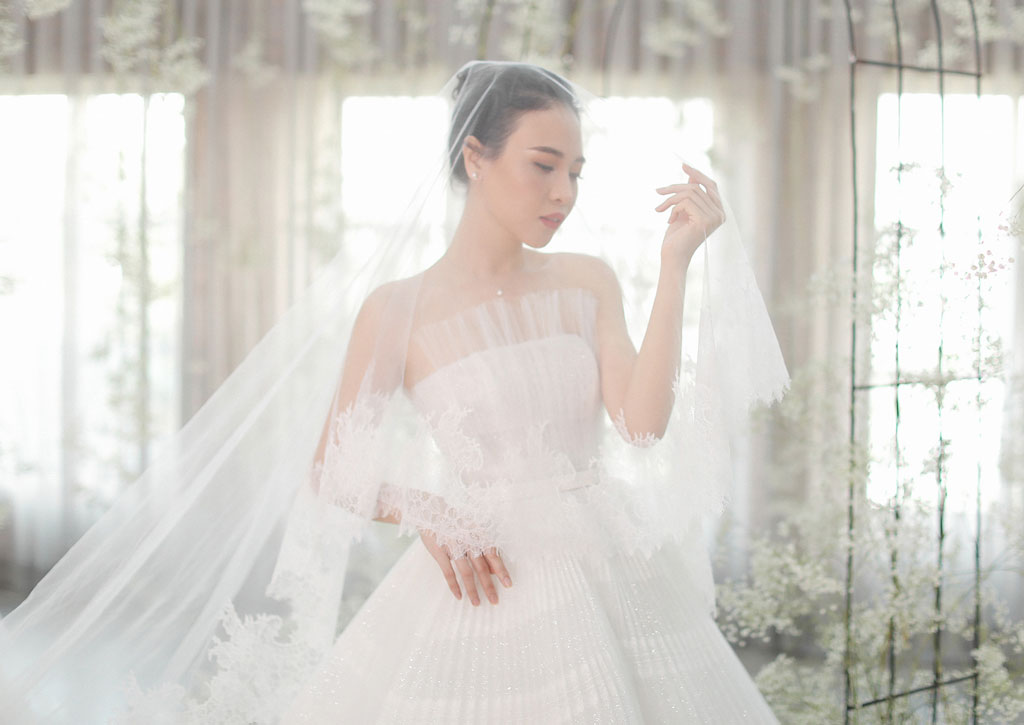 Cận cảnh váy cưới trăm triệu mất 3 tháng làm thủ công của Đàm Thu Trang8