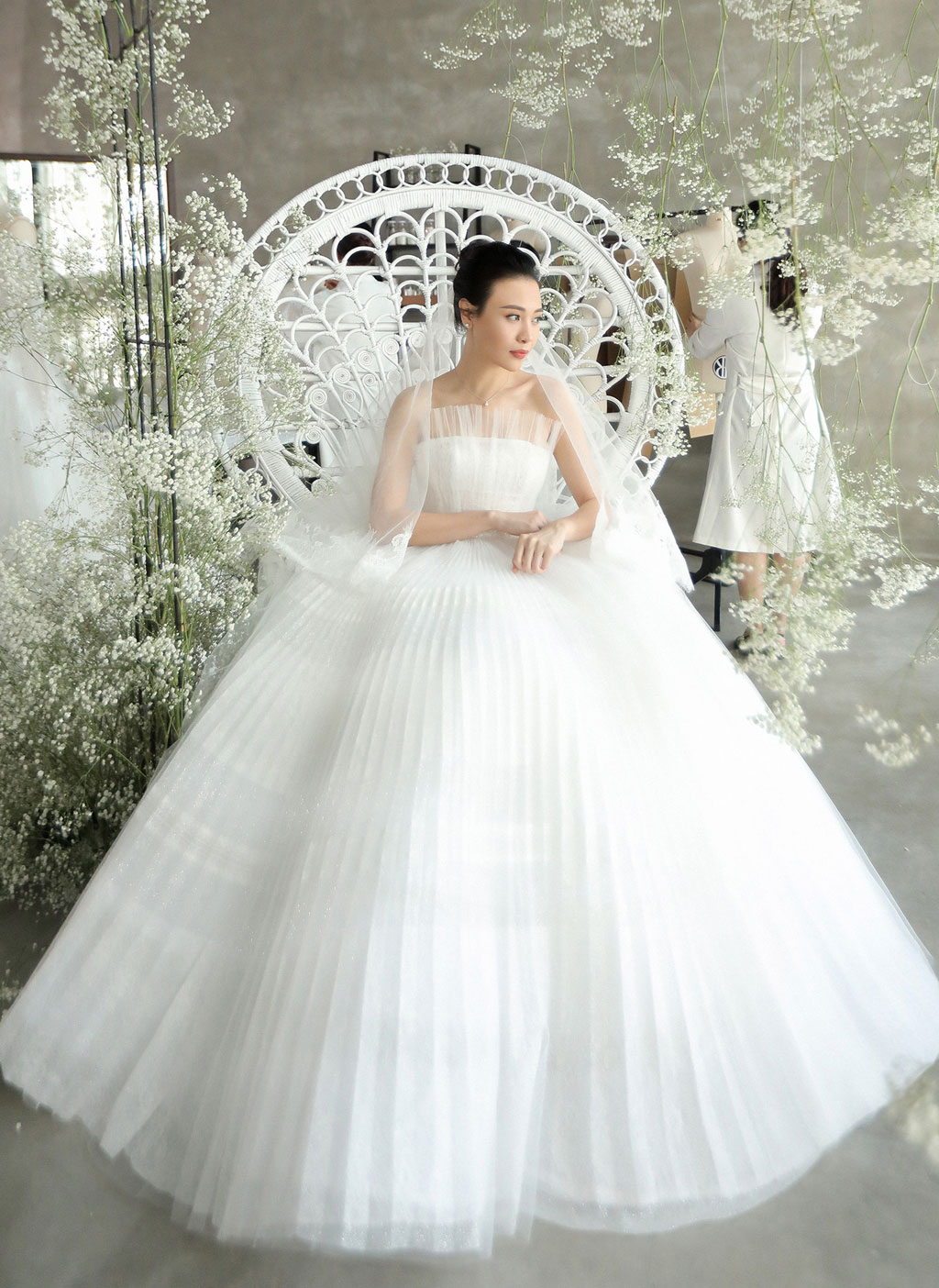 Cận cảnh váy cưới trăm triệu mất 3 tháng làm thủ công của Đàm Thu Trang1
