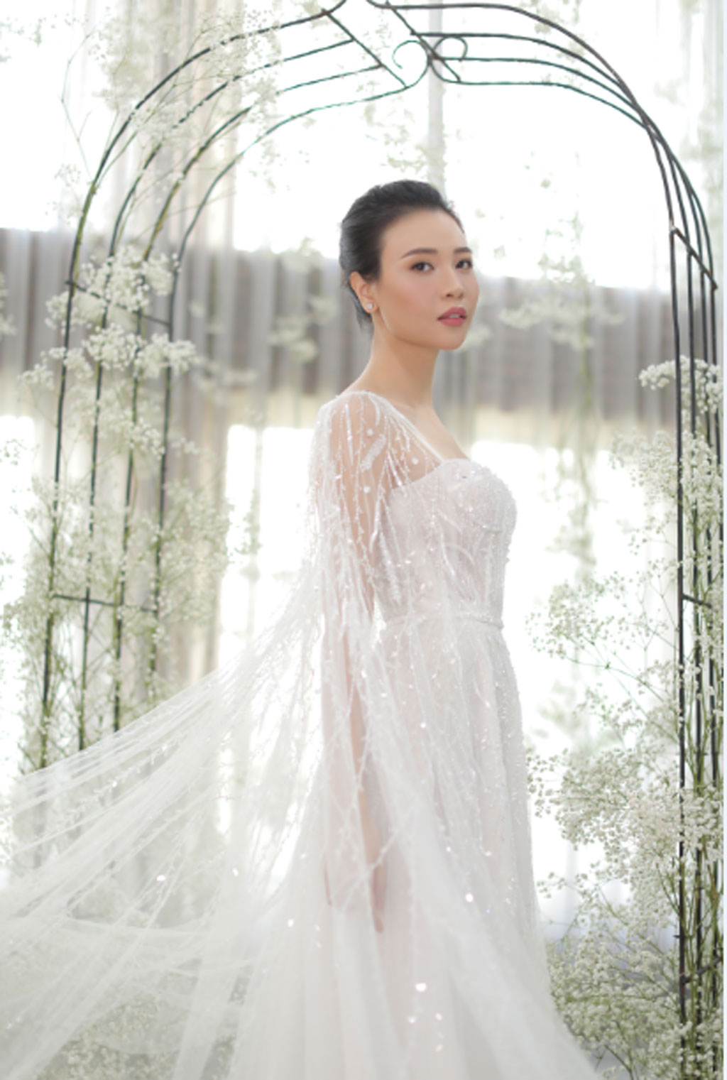 Cận cảnh váy cưới trăm triệu mất 3 tháng làm thủ công của Đàm Thu Trang4