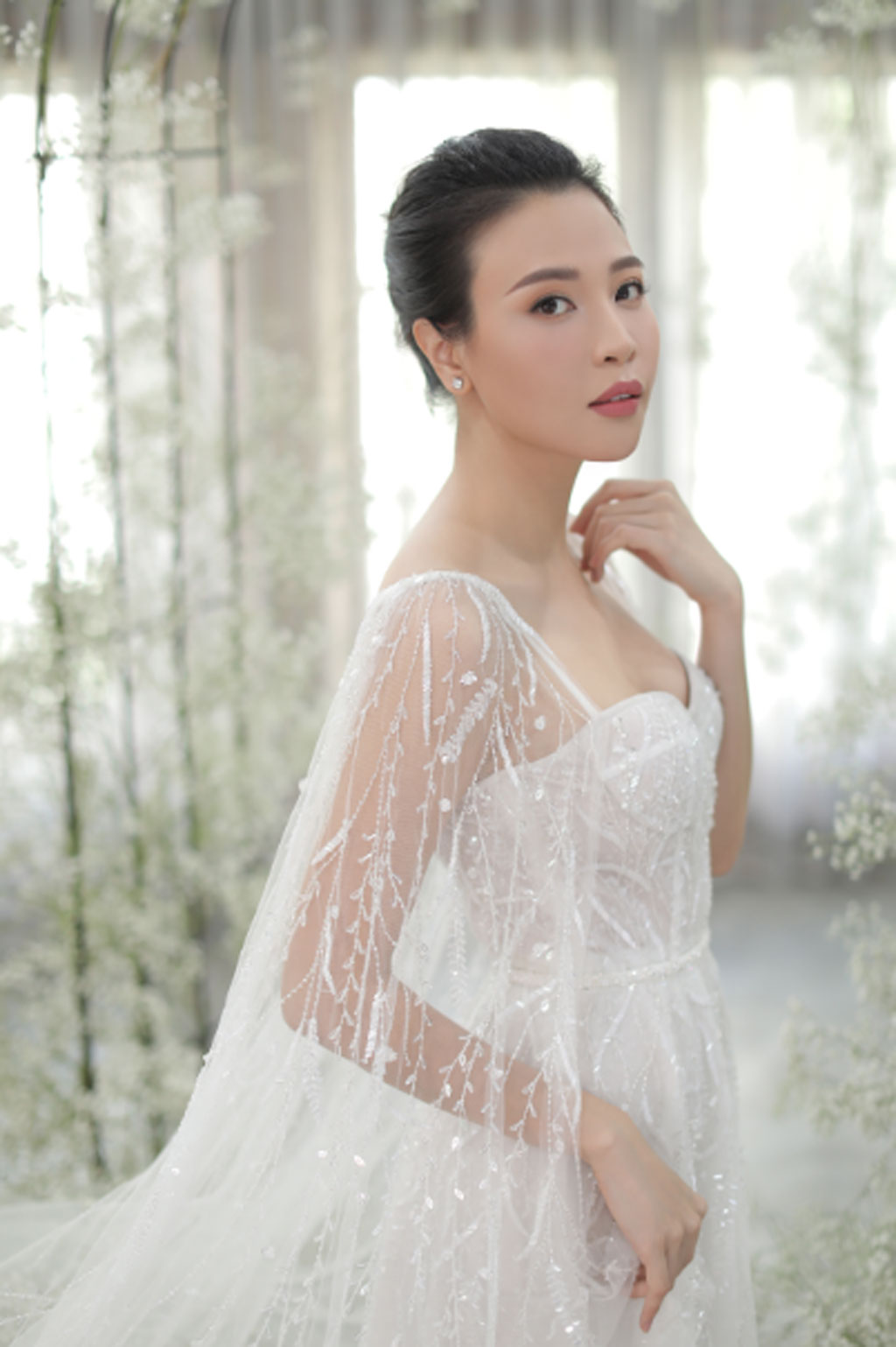 Cận cảnh váy cưới trăm triệu mất 3 tháng làm thủ công của Đàm Thu Trang7