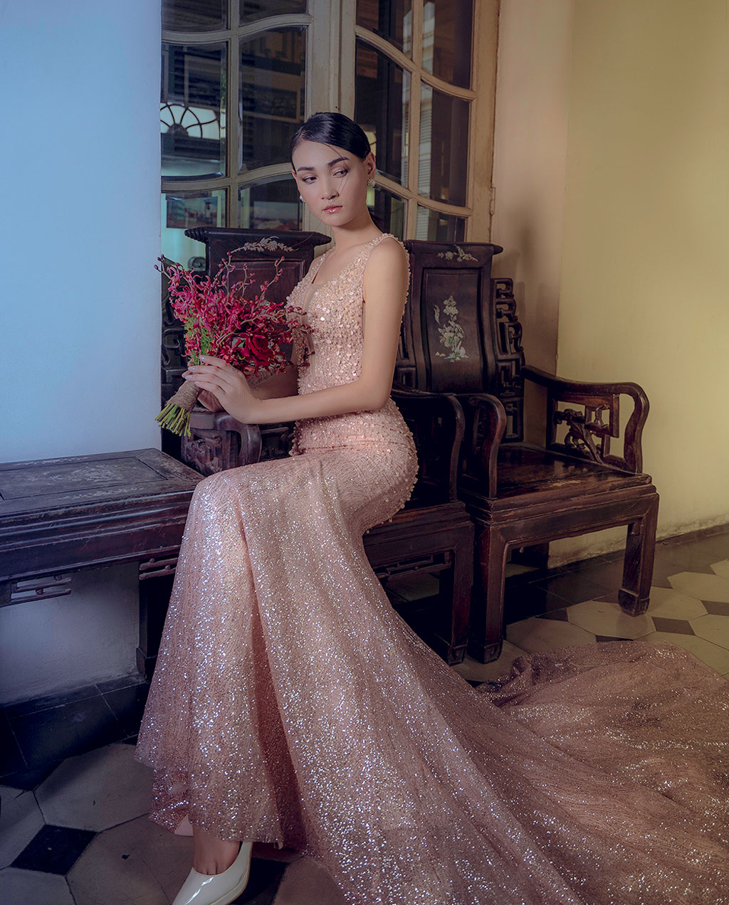 Người mẫu Thùy Trang đẹp lạnh lùng trong váy cô dâu2