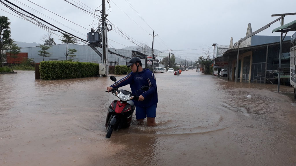 Mưa lớn suốt ngày, 2 tuyến đường ở Phú Quốc thất thủ5