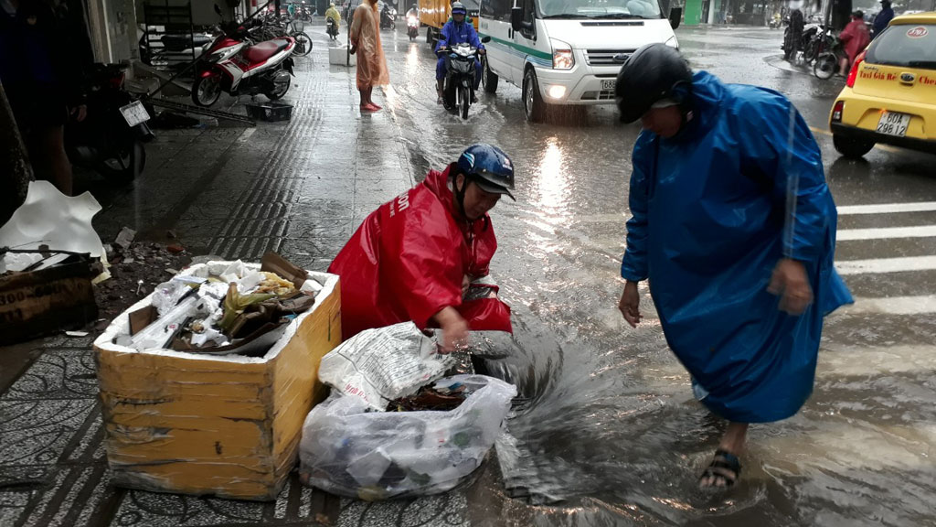 Mưa lớn suốt ngày, 2 tuyến đường ở Phú Quốc thất thủ2