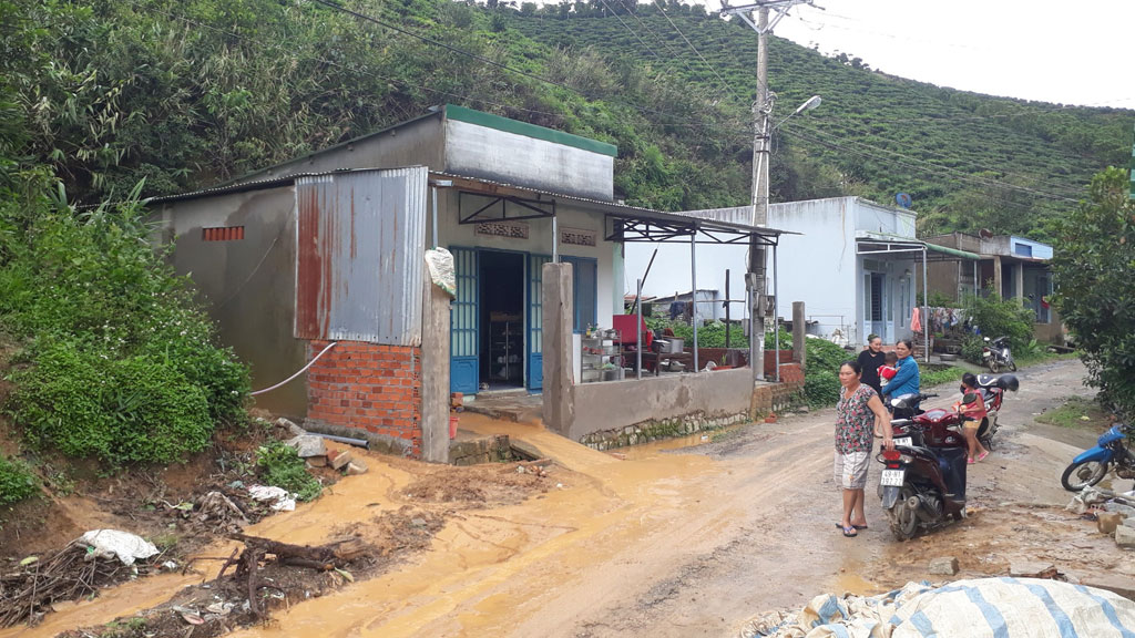 Sạt lở đất làm đổ sập nhiều nhà dân tại Lâm Đồng2