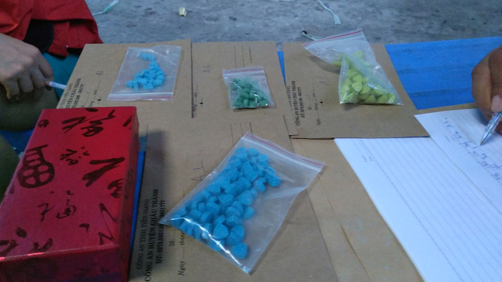 Phát hiện nhóm “nam thanh nữ tú” sử dụng và tàng trữ ma túy trong quán karaoke2