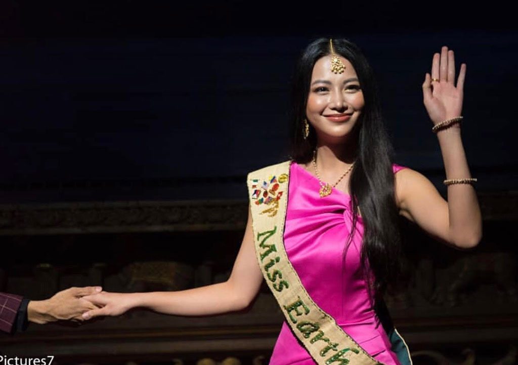 Phương Khánh mặc váy hở gợi cảm trao vương miện cho Hoa hậu Ấn Độ2