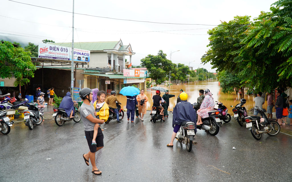 Thị trấn vùng biên Lao Bảo ngập trong 'nước' 10