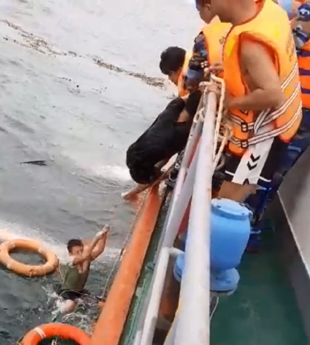 4 ngư dân được cứu sau 25 giờ ôm ván gỗ trôi trên biển: 1