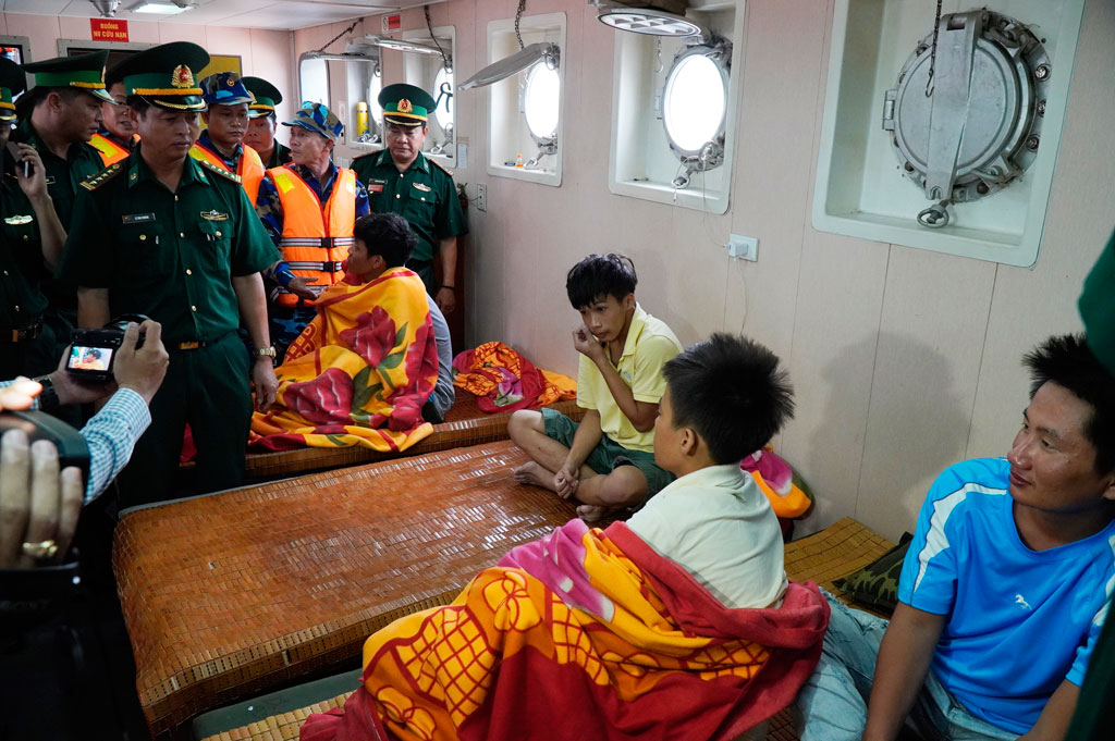 4 ngư dân được cứu sau 25 giờ ôm ván gỗ trôi trên biển: 2