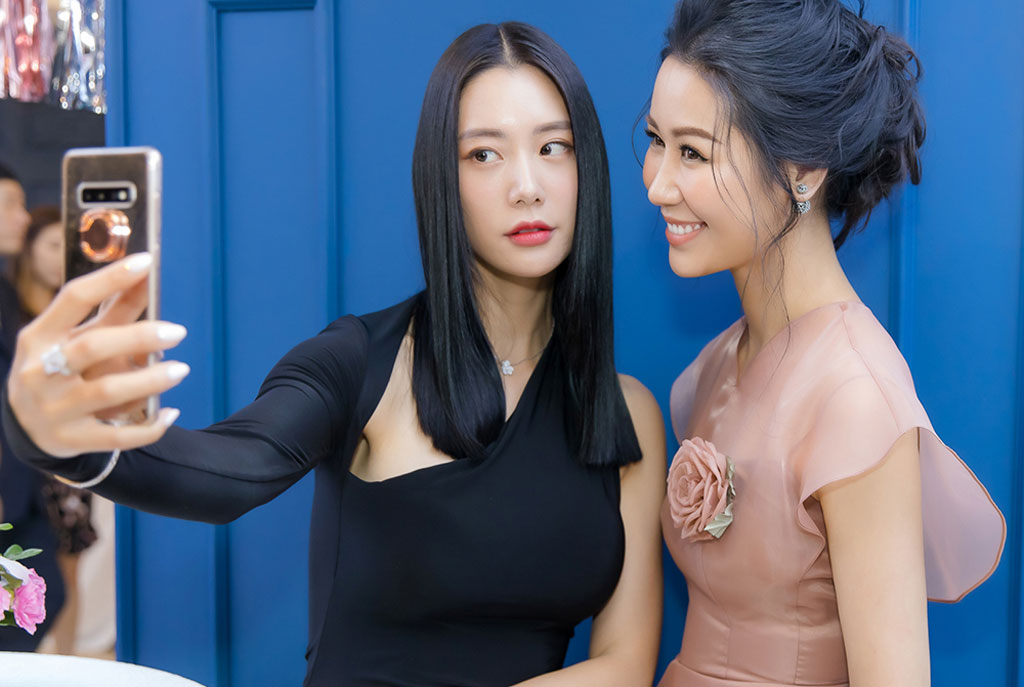 'Bom sex' Hàn Quốc Clara Lee đeo nhẫn kim cương khủng đến Việt Nam2