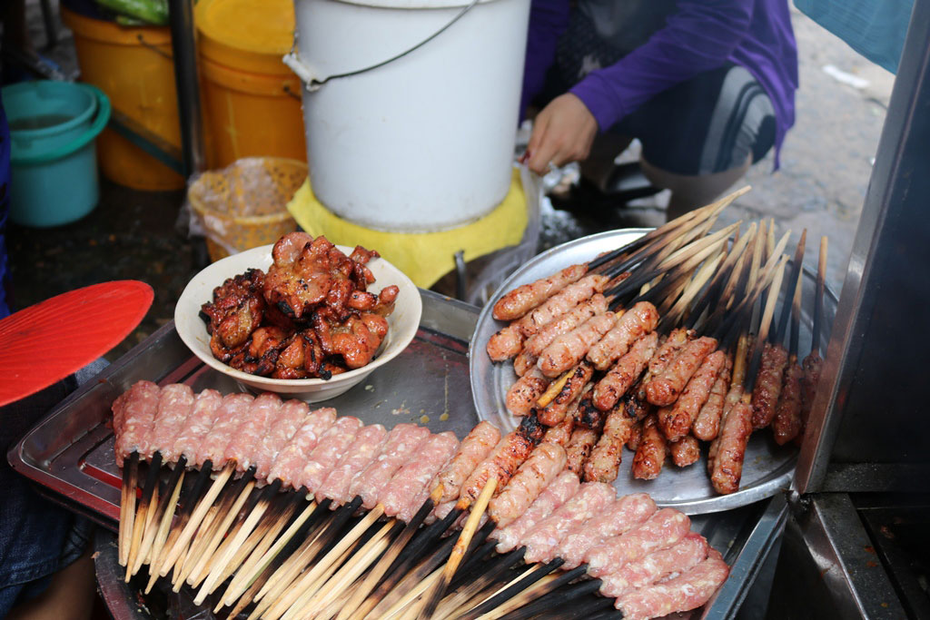 Hàng bún thịt nướng ba thế hệ ngon nức tiếng khu chợ Bàn Cờ3