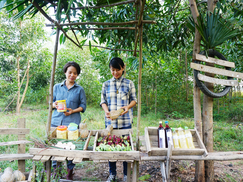 Hai cô gái lên rừng làm nông nghiệp thuận tự nhiên