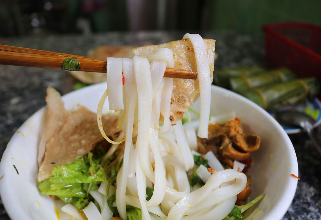 Thưởng thức hương vị mỳ quảng hơn 30 năm ở Sài Gòn4
