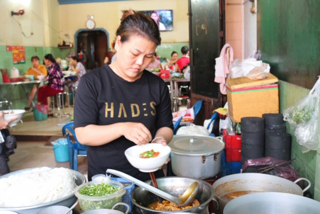 Thưởng thức hương vị mỳ quảng hơn 30 năm ở Sài Gòn6