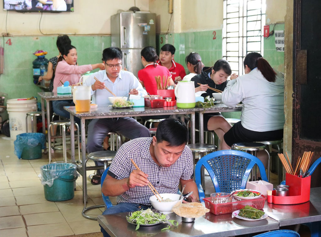 Thưởng thức hương vị mỳ quảng hơn 30 năm ở Sài Gòn7