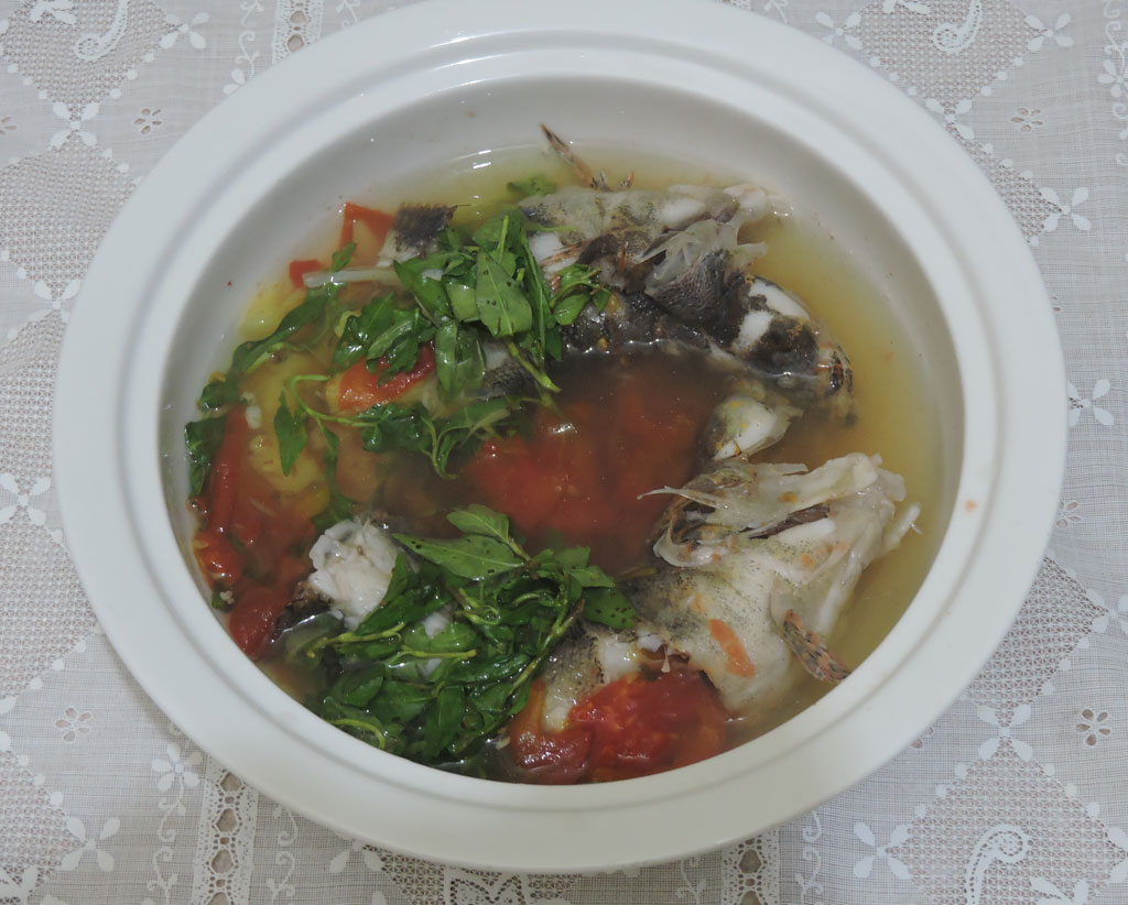 Hương vị quê hương: Ấm lòng cá bống tượng nấu canh rau răm1