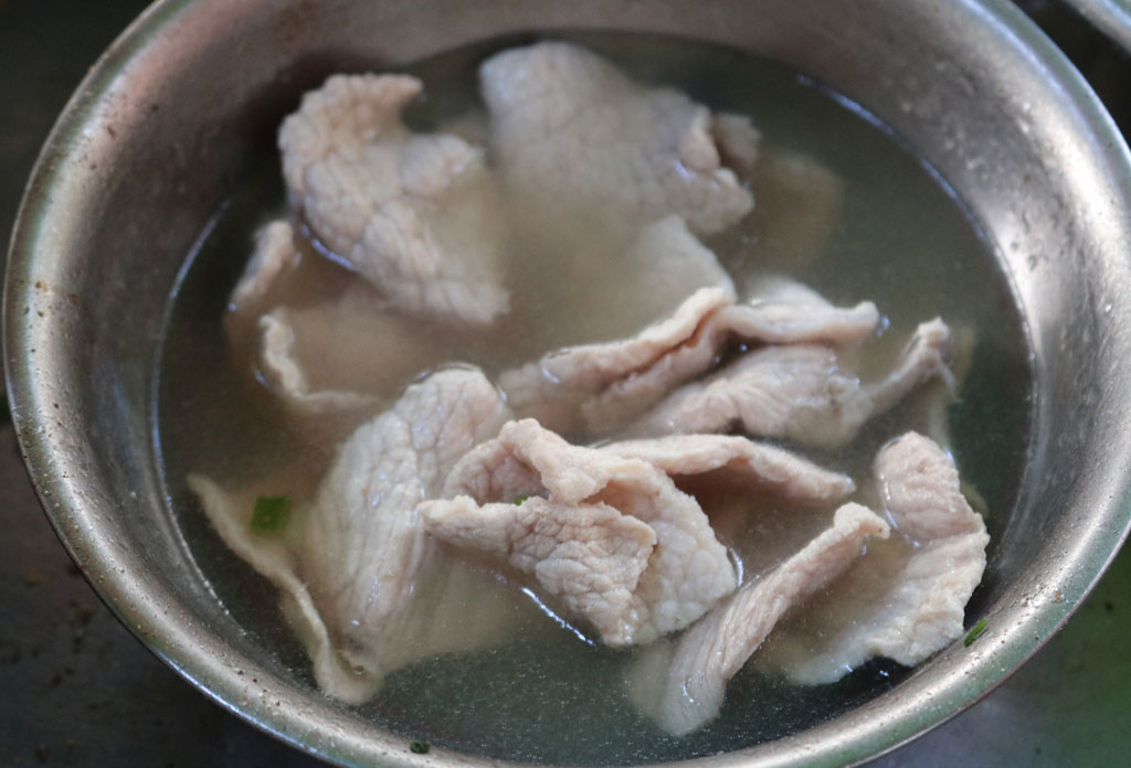 Hủ tiếu cá người Hoa: “Thịt bò mà lên giá nữa tôi xỉu luôn à!”4