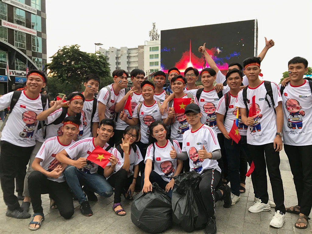 Việt Nam giành quyền vào bán kết, người trẻ hân hoan chiến thắng10