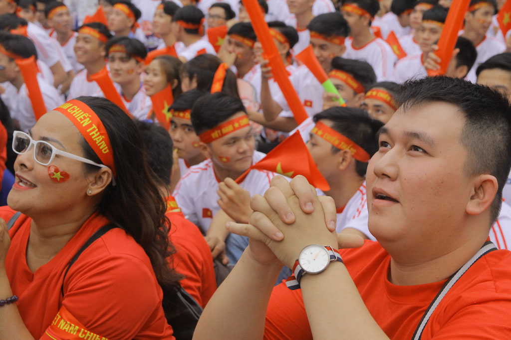 Việt Nam giành quyền vào bán kết, người trẻ hân hoan chiến thắng2