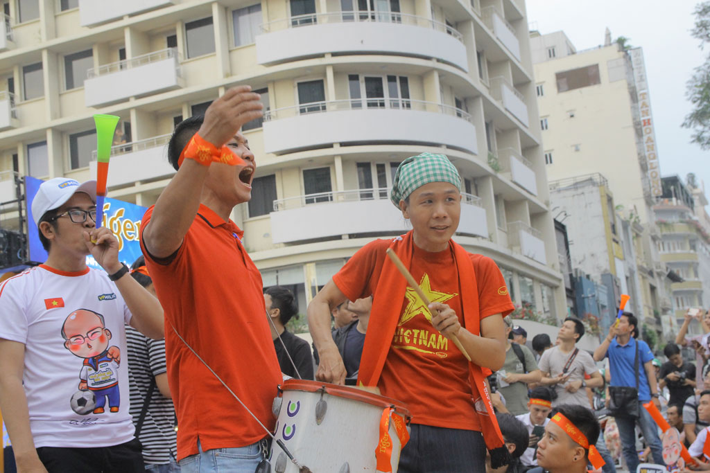 Việt Nam giành quyền vào bán kết, người trẻ hân hoan chiến thắng6