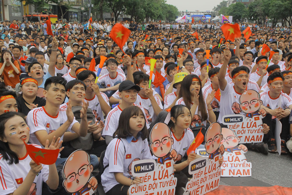 Việt Nam giành quyền vào bán kết, người trẻ hân hoan chiến thắng7