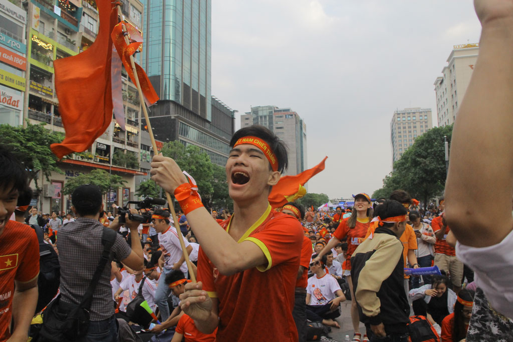 Việt Nam giành quyền vào bán kết, người trẻ hân hoan chiến thắng8
