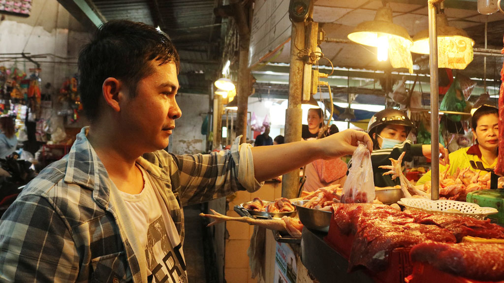 Công nhân sốc vì thịt heo lên 200.000 đồng/kg, thay thịt bằng…cá khô1