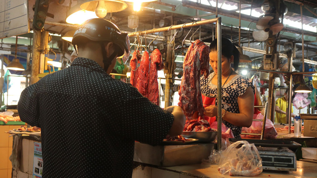 Công nhân sốc vì thịt heo lên 200.000 đồng/kg, thay thịt bằng…cá khô6