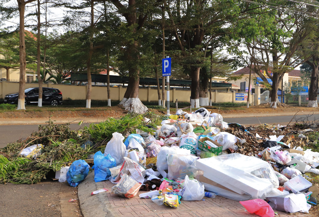 Tết đến gần, TP Bảo Lộc vẫn ngập trong rác4