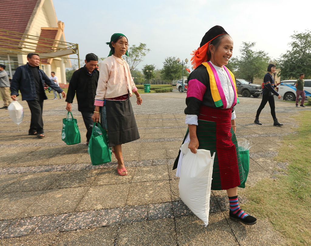 Du khách nước ngoài tham gia gói bánh chưng Tết tặng người nghèo 13