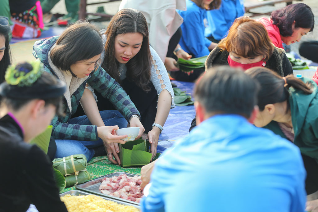 Du khách nước ngoài tham gia gói bánh chưng Tết tặng người nghèo 7