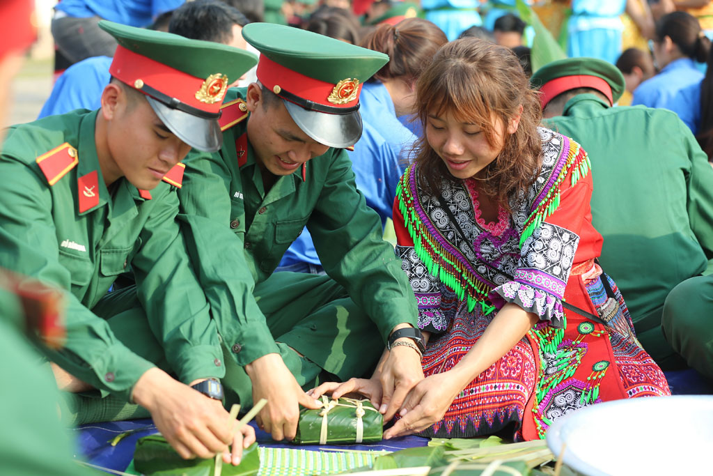 Du khách nước ngoài tham gia gói bánh chưng Tết tặng người nghèo 9