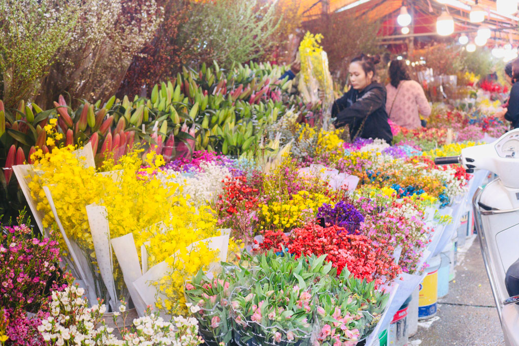 Cận Tết, chợ Quảng Bá tập nập người mua hoa2