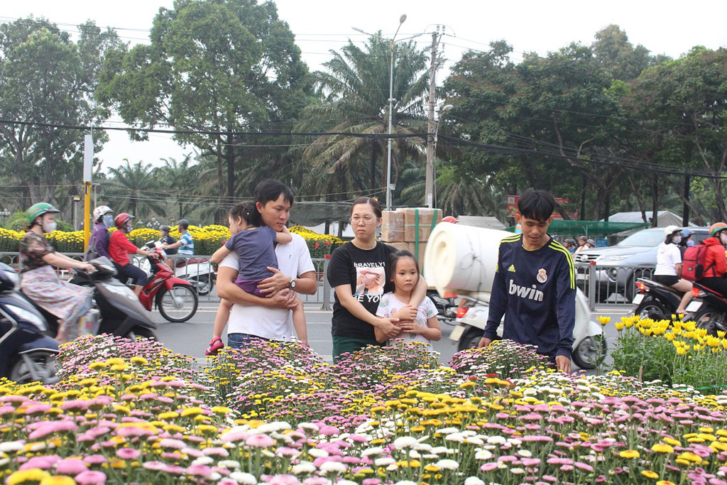 Tết Canh Tý: Người trẻ và hoa “rần rần” đổ bộ xuống phố14