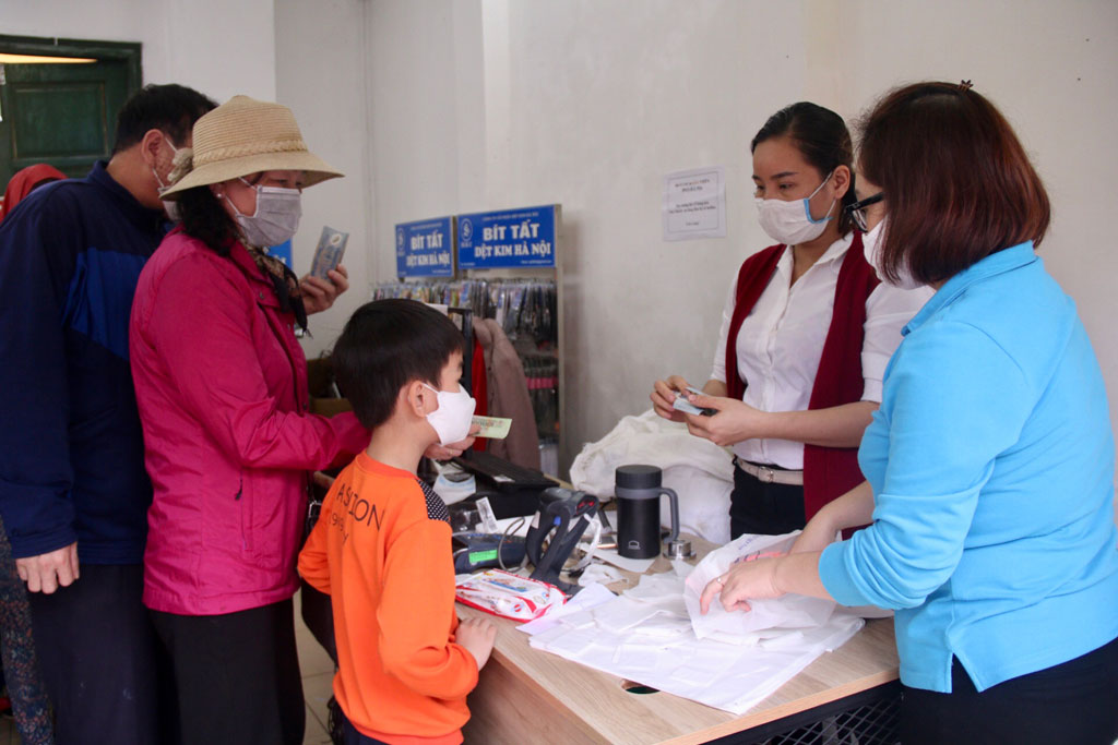 Người dân Hà Nội xếp hàng dài mua khẩu trang kháng khuẩn3