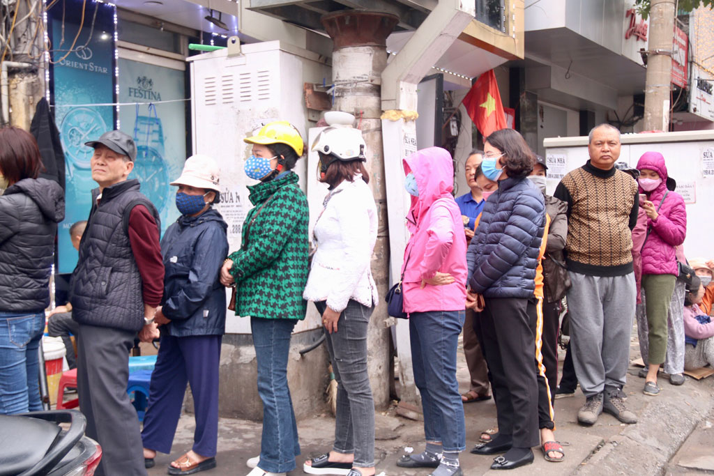 Người dân Hà Nội xếp hàng dài mua khẩu trang kháng khuẩn6