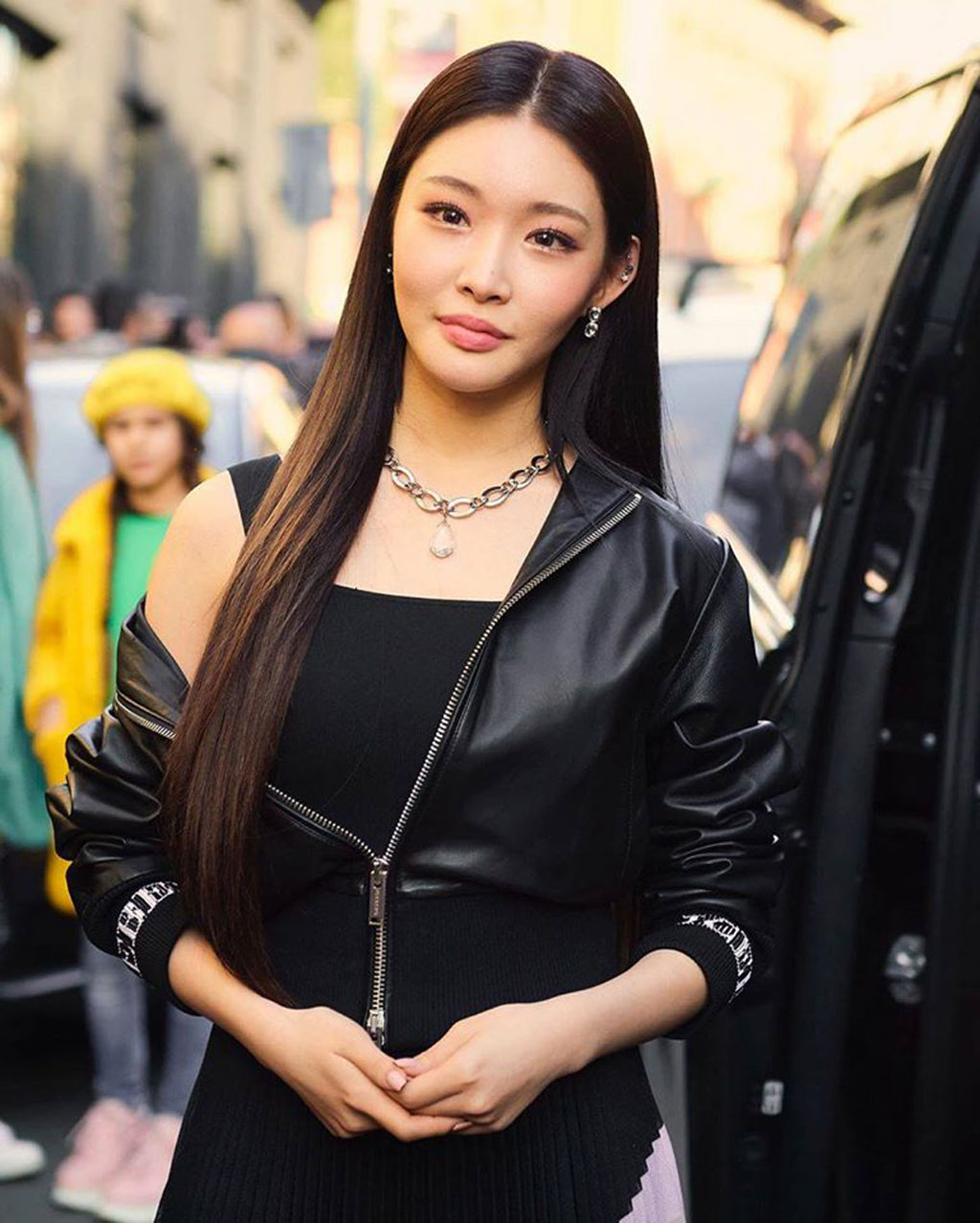 Nữ ca sĩ Chungha đến từ Hàn Quốc bị gọi là 'virus corona' khi tham dự Tuần lễ Thời Trang Milan2